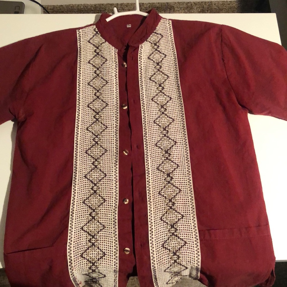 Men’s S Guayabera Maroon and Tan Artwork